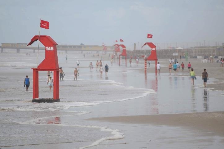 Ondas agitadas invadiram a orla e ultrapassou as guaritas dos salva-vidas