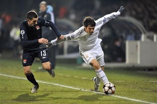 Cristiano Ronaldo e Kak&aacute; (D) apostam em rea&ccedil;&atilde;o do Real