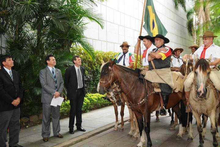 Comitiva foi recepcionada pelo presidente da Assembleia Legislativa, Giovani Cherini