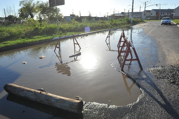 &Ocirc;nibus prende roda em buraco na zona Norte Capital