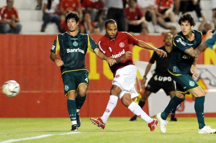 Alecsandro, desta vez, foi aplaudido pela torcida colorada