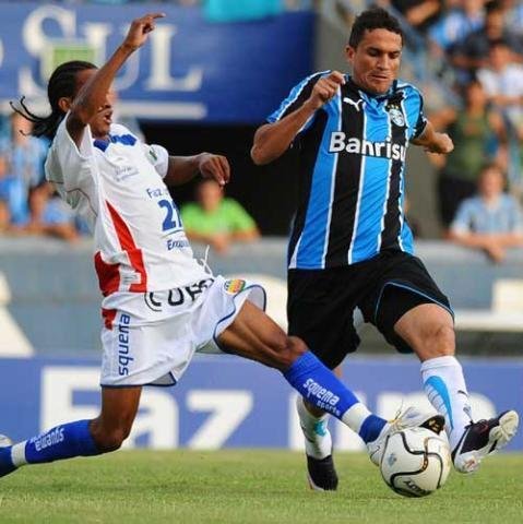 Ferdinando questiona as cr&iacute;ticas da torcida