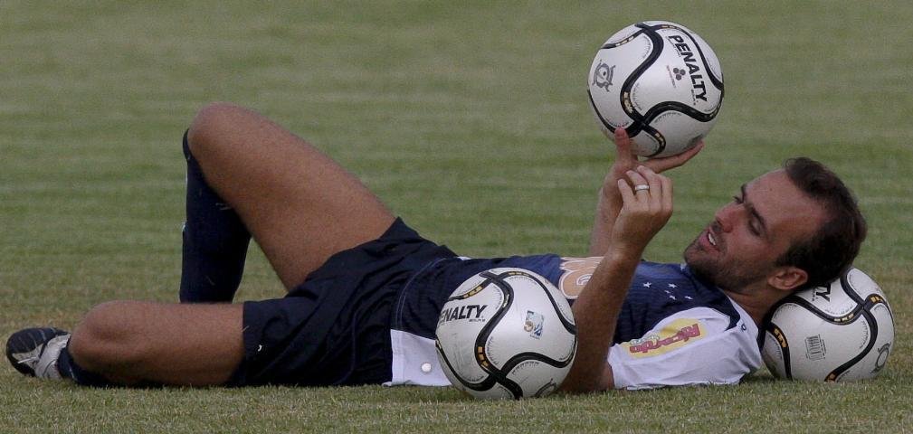 Roger pode estrear pelo Cruzeiro contra o Atl&eacute;tico-MG