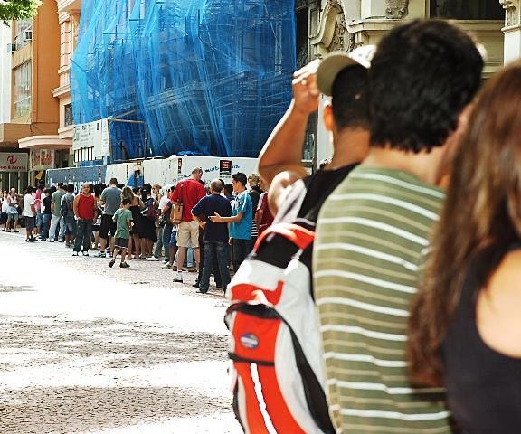 Jovens formam filas para palestra sobre carreira militar 
