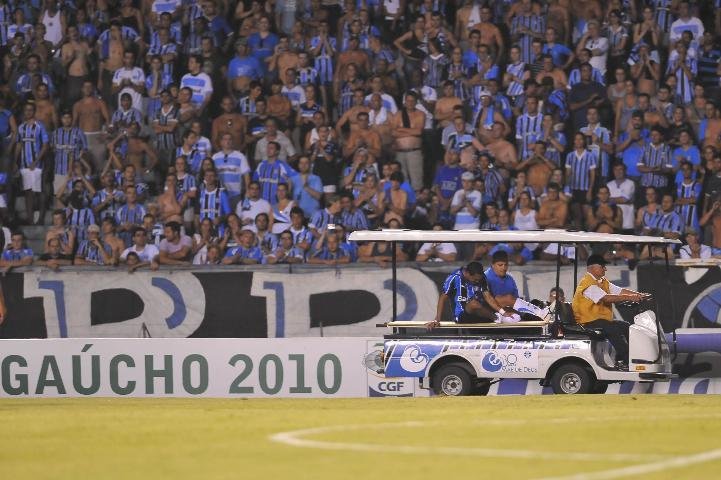 Leandro sai de campo chorando com dores no p&eacute;