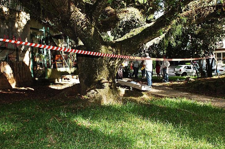 Mulher &eacute; encontrada morta no bairro Petr&oacute;polis 