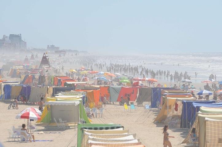 Hor&aacute;rio de ver&atilde;o n&atilde;o muda rotina de banhistas 