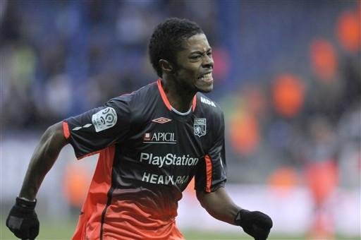Michel Bastos faz tr&ecirc;s e Lyon goleia o Sochaux