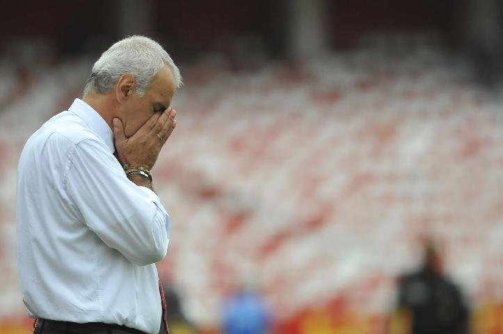 J&aacute; o t&eacute;cnico Jorge Fossati manteve a calma, mas demonstrou preocupa&ccedil;&atilde;o com a atua&ccedil;&atilde;o do time