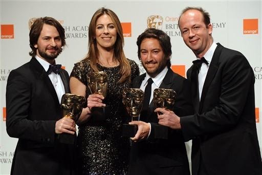 Os produtores Mark Boal, Greg Shapiro e Nicholas Chartier exibem o pr&ecirc;mio de melhor filme, por Guerra ao terror, ao lado de Kathryn Bigelow.