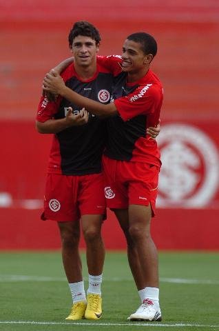 Giuliano e Taison devem estar em campo contra o Emelec