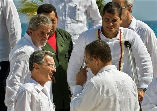 Uribe e Ch&aacute;vez trocam farpas em Canc&uacute;n