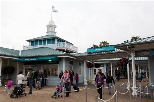 Parque Sea World, em Orlando, foi fechado ap&oacute;s a morte de uma treinadora atacada por uma baleia orca