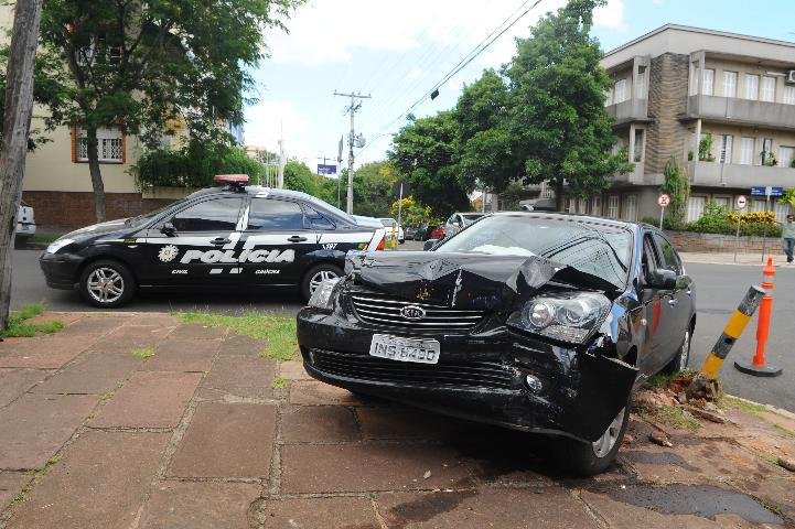 Viatura da 11&ordf; Delegacia de Pol&iacute;cia colidiu na esquina das ruas Jo&atilde;o Abott e Iju&iacute;
