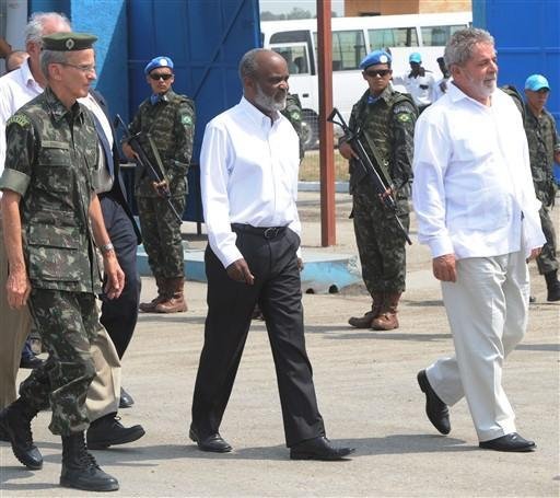 Presidente do Haiti Ren&eacute; Pr&eacute;val recepcionou Lula na base militar em Porto Pr&iacute;ncipe