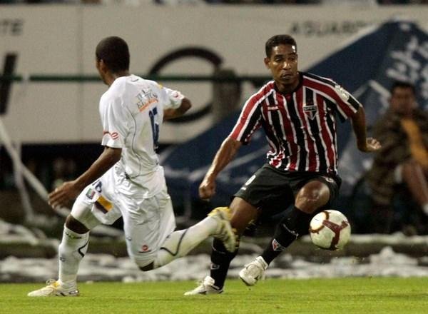 Cl&eacute;ber Santana participou da derrota s&atilde;o-paulina para o Once Caldas, nesta quinta-feira, pela Libertadores