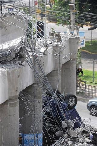 Ponte destru&iacute;da em Santiago do Chile