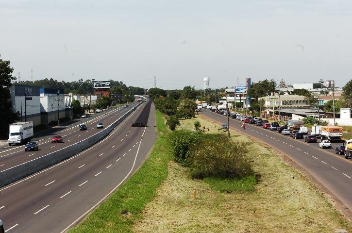 Engarrafamento na BR-116 &eacute; menor no in&iacute;cio da tarde de s&aacute;bado