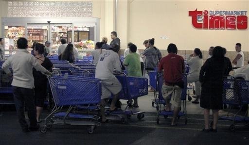 Havaianos fazem filas em supermercados para garantir mantimentos antes da chegada de tsunami