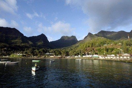 Tsunami deixa cinco mortos e 11 desaparecidos na ilha Robinson Cruso&eacute;