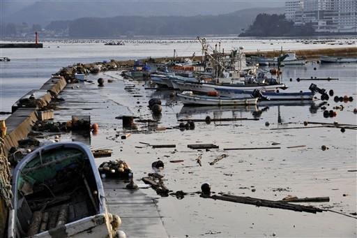 Porto invadido pela &aacute;gua na cidade de Ninami-sanriku