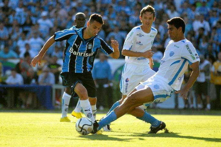 Jonas briga pela bola