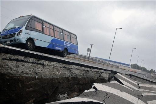 &Ocirc;nibus passa por estrada destru&iacute;da em Concepcion 