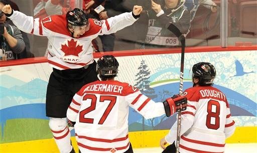 Canadenses comemoram gol que garantiu ao pa&iacute;s a medalha de ouro no h&oacute;quei