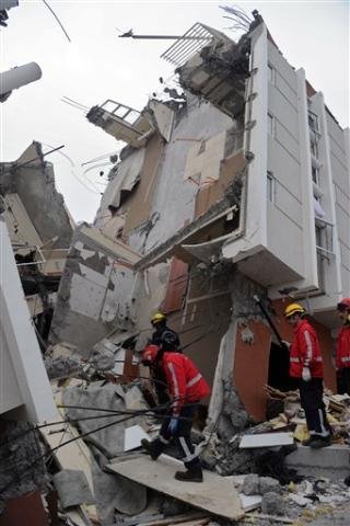 Pelo menos 40 pessoas conseguiram sair do pr&eacute;dio com vida