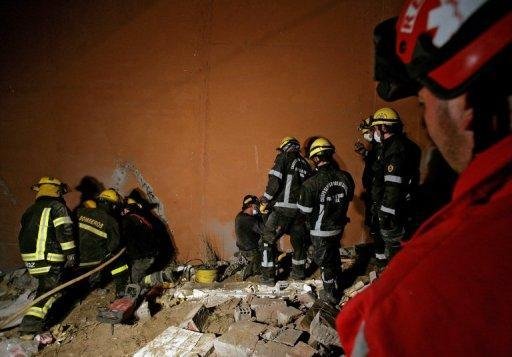 Bombeiros tentam resgatar tr&ecirc;s pessoas em edif&iacute;cio no Chile