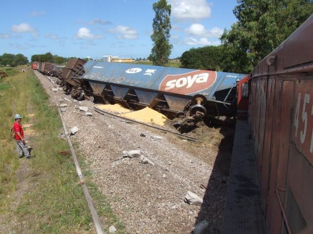 Trem de carga descarrilha no interior de Rio Grande 