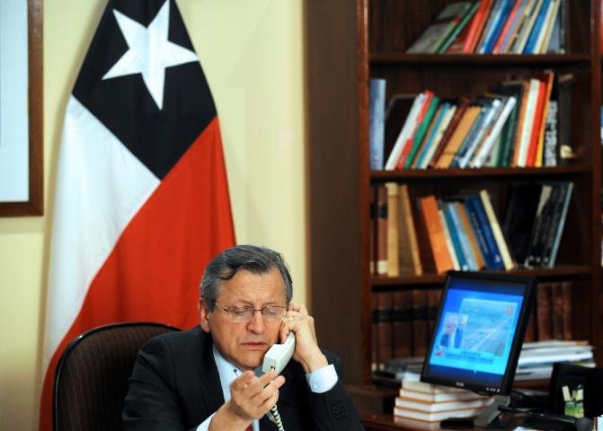 Embaixador diz que Chile precisa s&oacute; de ajuda material no momento