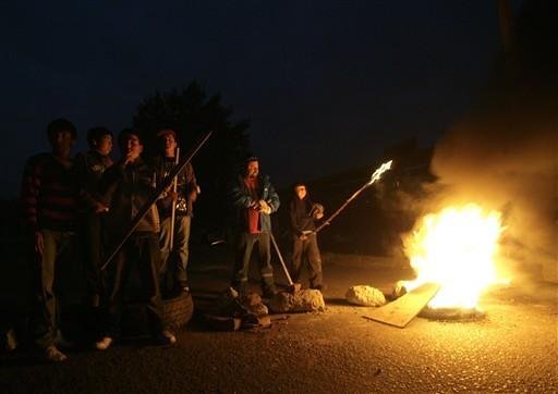 Pessoas se reuniram em grupos para proteger suas casas durante a noite