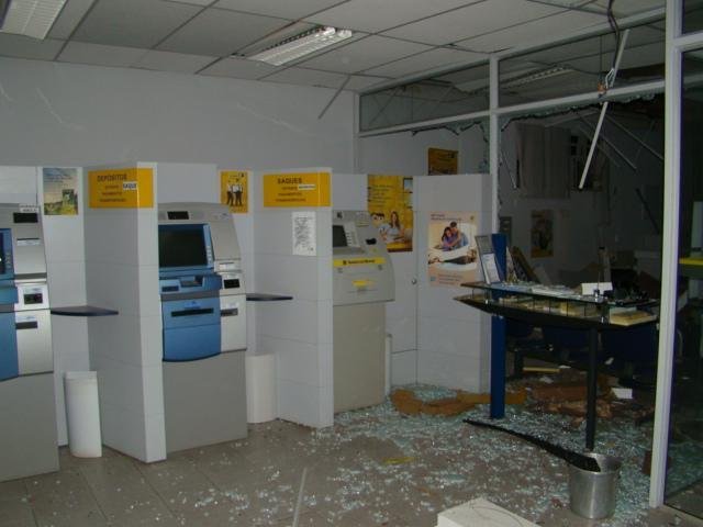 Cofre do banco e caixas eletr&ocirc;nicos tamb&eacute;m foram arrombados