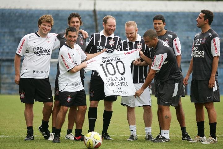 Coldplay ganha camisa personalizada no treino do Corinhians