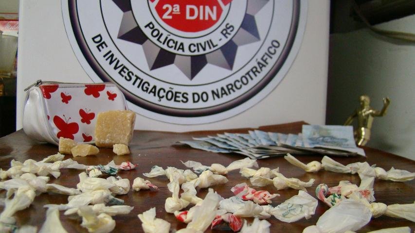Pol&iacute;cia prende mulheres com pedras de crack