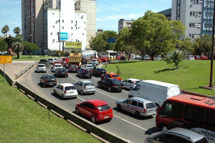 Tr&acirc;nsito ficou congestionado no Centro durante parte da tarde