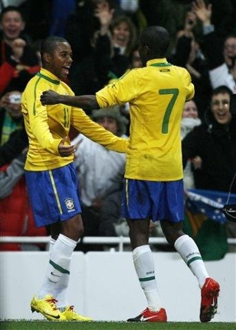 Robinho e Ramires comemoram a vit&oacute;ria do Brasil