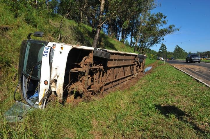 Pol&iacute;cia rodovi&aacute;ria prossegue os trabalhos de retirada do ve&iacute;culo no local