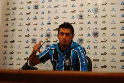 Edilson deve fazer a estreia nesta quarta