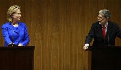 Ir&atilde; usa Brasil, China e Turquia para evitar san&ccedil;&otilde;es, diz Hillary
