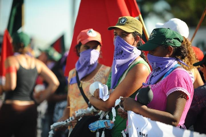 Grupo com len&ccedil;os da Via Campesina protestou em Esteio pela manh&atilde;