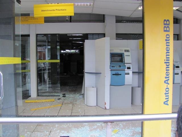 Ladr&otilde;es usaram explosivos para levar o dinheiro do cofre e dos caixas eletr&ocirc;nicos