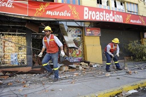 Oper&aacute;rios trabalham na reconstru&ccedil;&atilde;o de Talca, uma das cidades mais atingidas pelo tremor