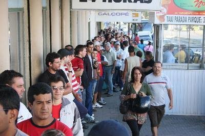 Torcedores fizeram longa fila para comprar ingressos para Cerro e Inter