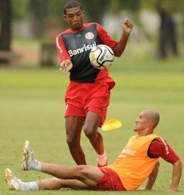 Juan renova com Inter por cinco anos