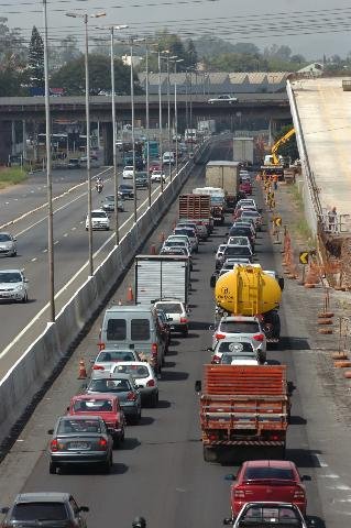 Obras deixam o tr&acirc;nsito lento na BR-116