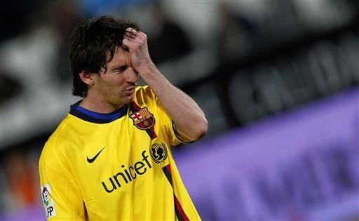 Mesmo com gols de Messi, Barcelona trope&ccedil;a fora de casa