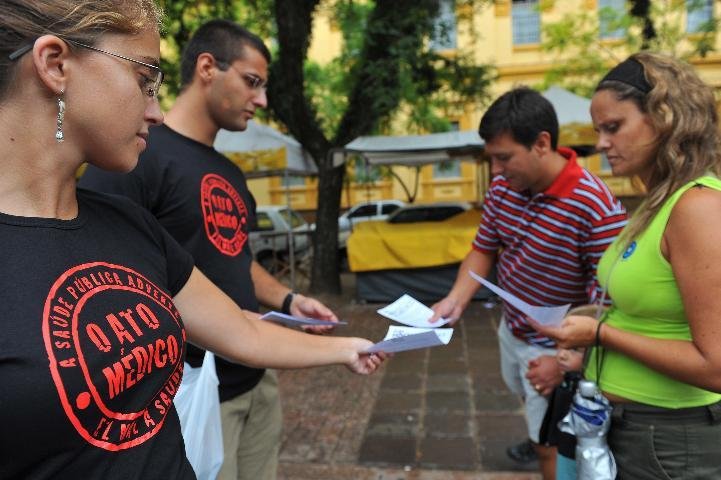 Profissionais da sa&uacute;de protestam contra o PL do Ato M&eacute;dico