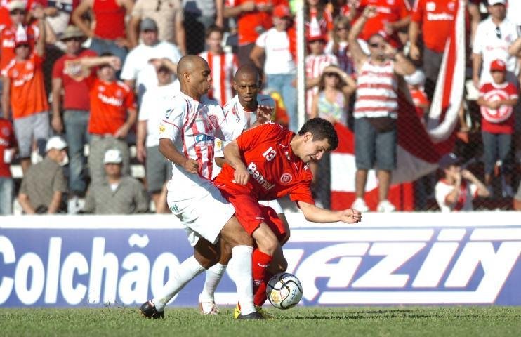 Eltinho admite que faltou entrosamento no Inter